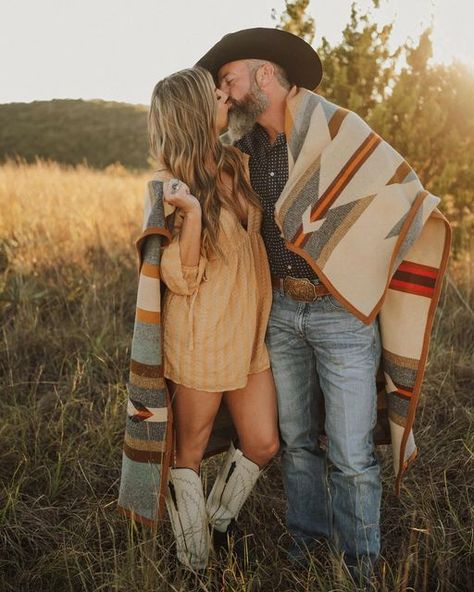 Blanket Engagement Pictures, Couples Blanket Pictures, Winter Western Engagement Photos, Western Anniversary Pictures, Pendleton Engagement Pictures, Western Themed Couple Photoshoot, Couple Horse Photography, Western Engagement Pictures, Western Couple Pictures With Horses