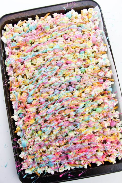 Unicorn Themed Food Birthday Ideas, 10th Birthday Food Ideas, Unicorn Birthday Party Snack Ideas, Unicorn Popcorn Recipe, Unicorn Theme Snacks, Cheap Unicorn Party Ideas, Unicorn Party Dessert Table, Sprinkle Birthday Theme, Unicorn Puppy Chow