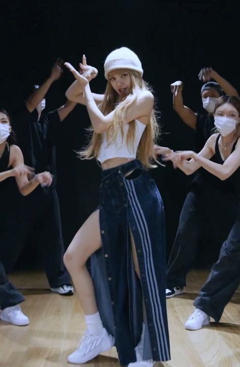 Blackpink Dance Practice Outfits, Y2k Shorts Outfit, Lisa Money, Y2k Summer Outfits, Dance Outfits Practice, Black Fleece Jacket, Denim Tank, Money Dance, Dancing Aesthetic