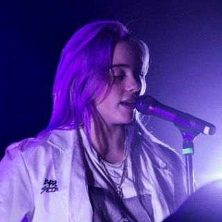 Purple Aesthetic, Female Singers, Purple Hair, Blue Aesthetic, Bad Guy, Billie Eilish, Famous People, Music Artists, My Girl