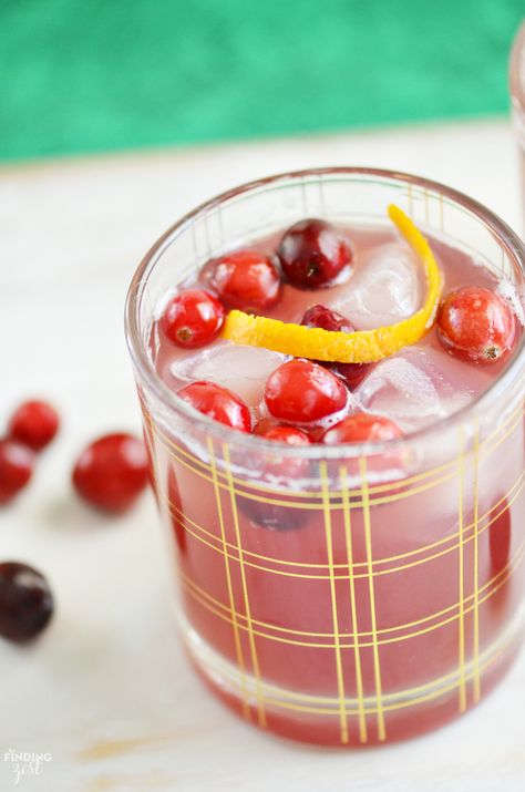 This Cranberry Pineapple Mocktail recipe is the perfect non-alcoholic holiday drink. Kids love it! Winter Mocktails Non Alcoholic, Pregnancy Mocktails, Best Mocktail Recipe, Mocktails Non Alcoholic, Winter Mocktails, Mocktail Ideas, Cranberry Mocktail, Holiday Mocktail, Christmas Mocktails