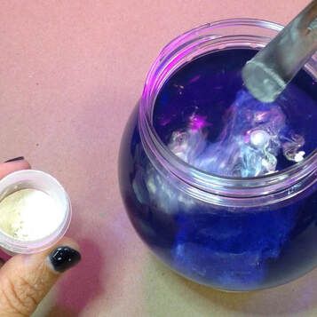 I NEVER would have thought of this!!! 🤯Use a Dollar Store snow globe to craft a no-tech DIY colour changing crystal ball. 6 EASY STEPS! Halloween Crystal Ball Decor, Resin Crystal Ball Diy, Snow Globe Crystal Ball, Globe Ideas Diy, Crystal Ball Diy Halloween, Dollar Tree Crystal Ball Diy, How To Make A Crystal Ball, Bubble Tricks, Witchy Diy Decor