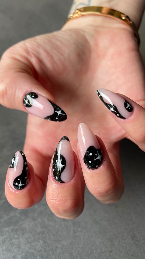 Astronomy Nails, Astro Nails, Nail Coat, Space Nails, Magic Nails, Star Nails, Space And Astronomy, Black Nails, Simple Nails