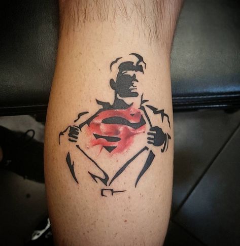 Superman Tattoo Design, Super Hero Tattoos, Superman Tattoo, Superman Tattoos, Dc Tattoo, Hero Tattoo, Spiderman Tattoo, Unique Tattoos For Men, Comic Tattoo