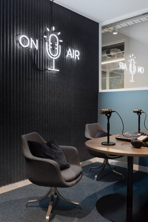 Estudio Podcast, Podcast Office, Podcast Set Design, Podcast Room Ideas, Podcast Studio Ideas, Podcast Space, Podcast Studio Design, Content Room, Studio Room Design