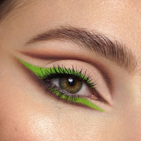 Green Cat Eye Makeup, Lime Green Eyeliner, Neon Green Eyeliner, Neon Green Makeup, Eyeliner Verde, Matte Fluid Eye Paint, Lip Lock, Pink And Green Dress, Nye Makeup