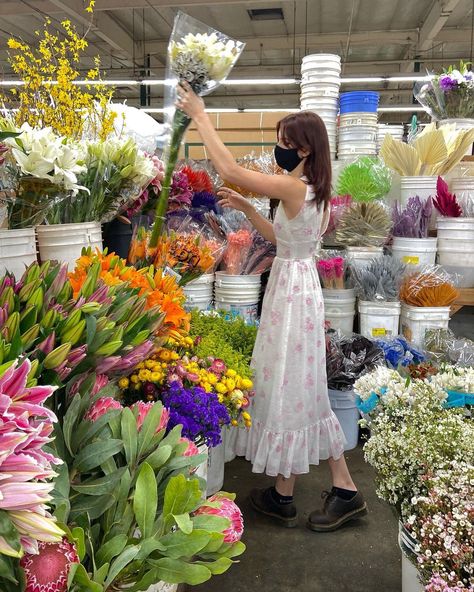 lily (@lilyloomis) posted on Instagram: “💐” • Jan 23, 2021 at 6:21pm UTC Foto Ideas Instagram, Pretty Plants, How To Pose, Looks Style, Flower Shop, Look Cool, Photo Dump, Pretty Flowers, A Flower