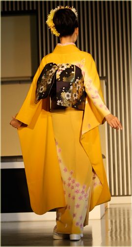 Kimono-j Black Yukata, Obi Japanese, Kimono Dresses, Yellow Kimono, Japanese Traditional Clothing, Japanese Costume, Red Kimono, Kimono Japan, Beautiful Kimono