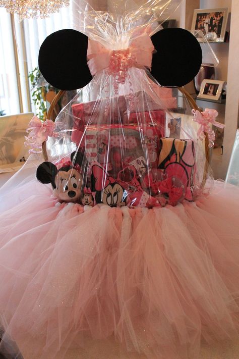 This is what I'm doing. Or at least something Disney themed. Minnie Mouse Easter Basket, Fun Easter Baskets, Girl Gift Baskets, Idee Babyshower, Baby Shower Baskets, Easter Basket Ideas, Disney Easter, Kids Easter Basket, Personalized Easter Basket