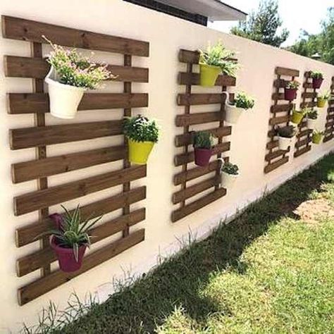 Cómo decorar un jardín con palets – I Love Palets Vertical Garden Diy, Garden Decor Projects, Apartment Patio Decor, Walled Garden, Patio Decorating Ideas On A Budget, Plant Decor Indoor, Outdoor Gardens Design, House Plants Decor, Wall Garden