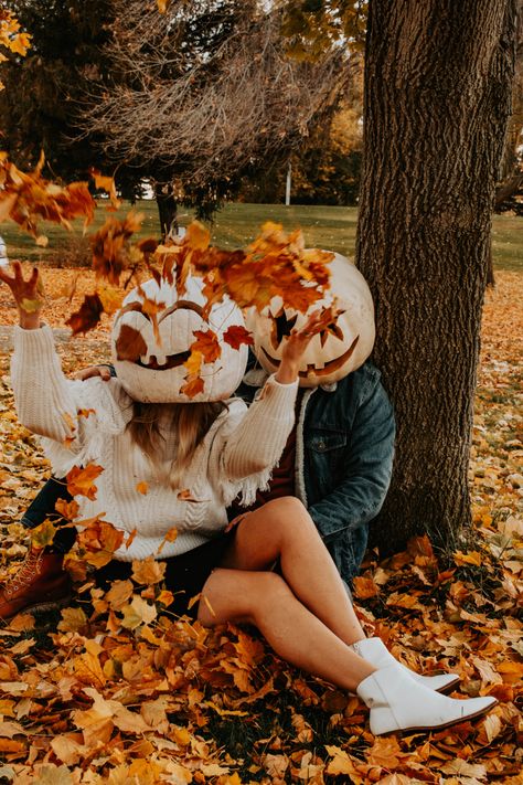 Fall Season Couple Pictures, Pumpkin Couple, Pumpkin Pics, Friend Hangout, Cute Halloween Pictures, Poses Winter, Pumpkin Photoshoot, Spooky Halloween Pictures, Pumpkin Heads