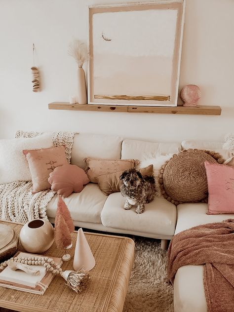 White And Gold Boho Bedroom, Black And Blush Living Room, Pink Boho Living Room, Pink Boho Aesthetic, Boho Glam Decor, Earthy Modern Living Room, Modern Living Room Design Ideas, Beachy Home Decor, Earthy Modern