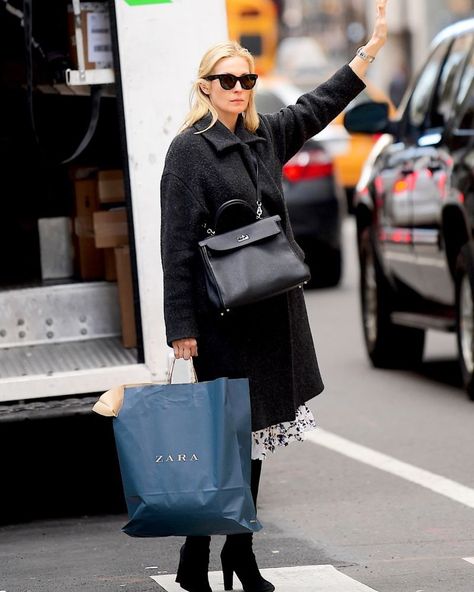 Kelly Rutherford on Instagram: “Love NYC ♥️” Gossip Girl Scenes, Kelly Rutherford Style, Zara Shopping, Lily Van Der Woodsen, Estilo Gossip Girl, Birkin Mom, Kelly Rutherford, Rich Mom, Gossip Girl Outfits