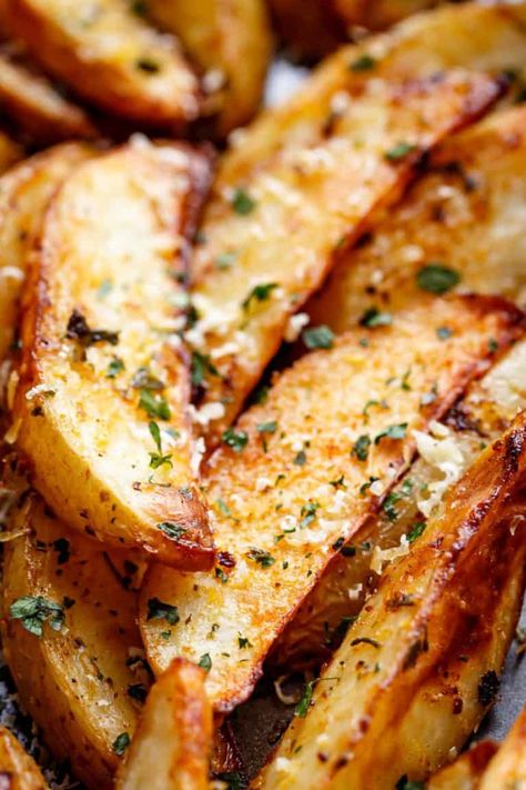 Wedges Potato, Crispy Sweet Potato Wedges, Garlic Baked Potatoes, Garlic Potato Wedges, Baked Potato Wedges Recipe, Parmesan Truffle Fries, Parmesan Potato Wedges, Baked Potato Wedges, Crispy Baked Potatoes