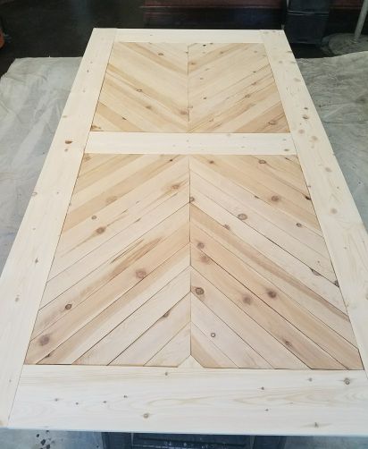 DIY barn door with chevron pattern Bathroom Door Ideas Diy, Barn Door Decor, Exterior Barn Doors, Pallet Barn, Diy Sliding Barn Door, Diy Barn, Barn Door Designs, Diy Barn Door, Diy Holz