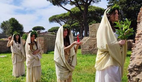 Ancient Roman Wedding, Hellenic Polytheism, Door Mouse, Roman Wedding, Roman Clothes, Big Board, Roman Fashion, Living History, Ancient Romans