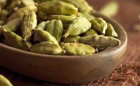 Cardamom Benefits, Cardamom Plant, Dry Cough, Dessert Aux Fruits, Masala Chai, Cardamom Powder, High Cholesterol, Fruit Snacks, Digestion Problems