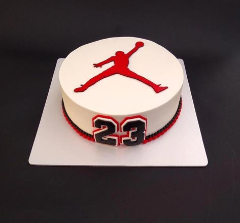 Basketball Birthday Cake For Men, Basketball Cake For Boys Birthdays, Jordan Basketball Cake, Basketball Torte, Jordan Birthday Cake, Michael Jordan Cake, Cake Basketball, Michael Jordan Birthday