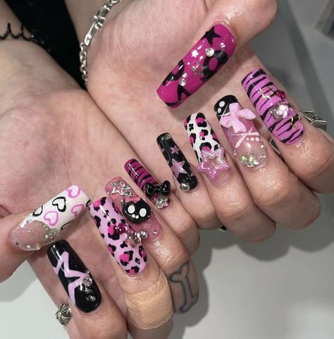 Scene Kid Nails, Scene Nails Emo, Nails Mcbling, Trashy Y2k Nails, Mcbling Nails, Scene Nails, Gyaru Outfit, Pink Girly Aesthetic, Gyaru Nails