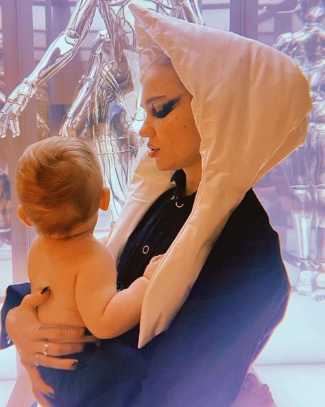 Elon Musk and Grimes Share Adorable New Photos of Their 9-Month-Old Son X AE A-Xii Claire Boucher, Father Son Relationship, Baby Boy Hairstyles, Custody Battle, Elon Musk, Fantasy Fashion, Wig Cap, Three Kids, Makeup Inspo