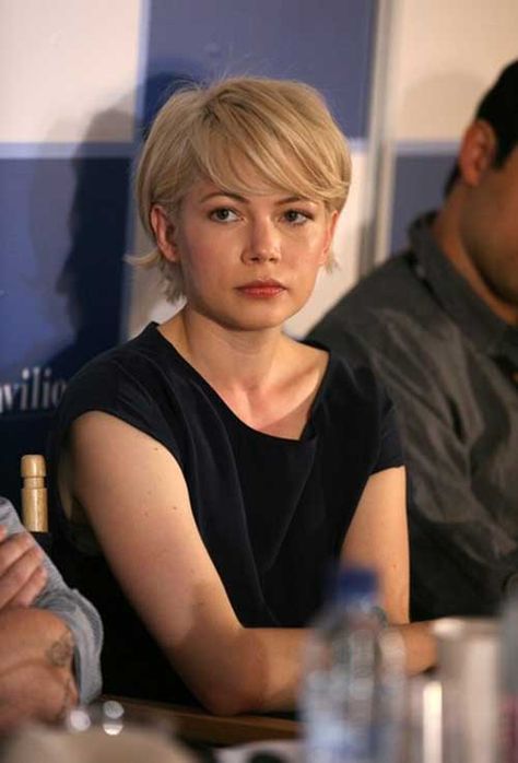 Michelle Williams Pixie, Michelle Williams Hair, Growing Out Hair, Cute Short Haircuts, Super Short Hair, Growing Out Short Hair Styles, Michelle Williams, Penteado Cabelo Curto, Short Hair With Bangs