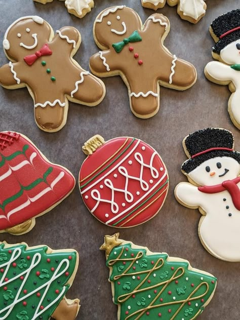 Cute Gingerbread Man Cookies, Christmas Decorating Cookies Ideas, Cookie Decoration Christmas, Gingerbread Cookie Design Ideas, Santa Claus Sugar Cookies, Christmas Cookies Shapes, Christmas Cookie Themes, Christmas Cookies Icing Ideas, Gingerbread Cookies Royal Icing