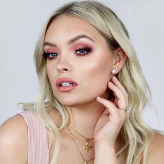 BRIANNA FOX (@briannafoxmakeup) • Instagram photos and videos Daytime Glam, Fox Makeup, Loungewear Outfits, Rosy Pink, Watch It, Everyday Makeup, Pink Lips, Instagram A, Photography Poses