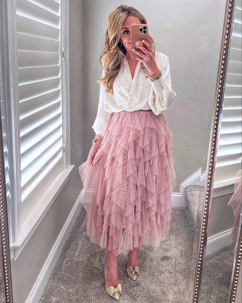 Tulle Skirt Family Pictures, Tulle Skirt Styling, Pink Tutu Skirt Outfit Women, Pink Tutu Skirt Outfit, Tule Skirt Outfit, Pink Tulle Skirt Outfit, Tutu Skirt Outfit, Church Outfit Ideas, Tulle Skirts Outfit