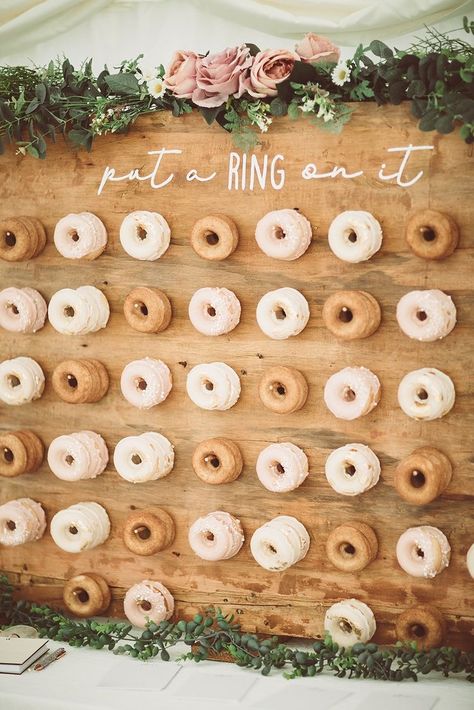 Engagement Donut Wall, Wedding Party At Home Decor, Doughnut Bridal Shower Ideas, Wedding Doughnut Wall, Doughnut Wedding Display, Wedding Doughnut Display, Backyard Engagement Party Ideas Decorations, Engagement Party Ideas Backyard, Doughnut Wall Wedding