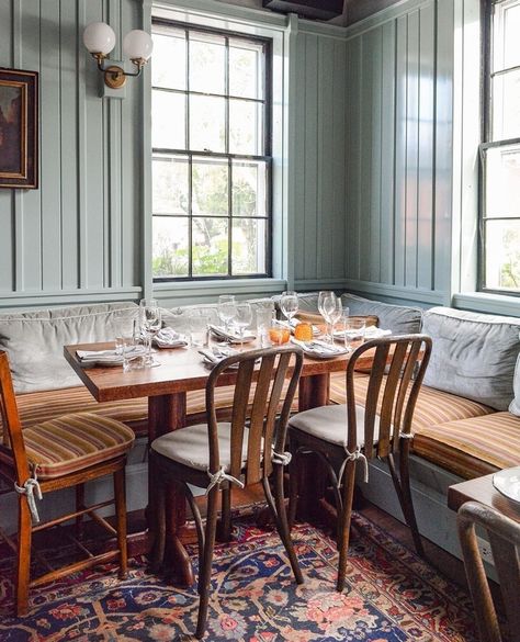 White Shiplap Wall, Classic Kitchen, Kitchen Nook, Dining Nook, Cozy Decor, Breakfast Nook, Breakfast Room, Banquette, House Inspo