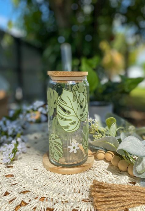 Plant Cup Design, Beer Glasses Vinyl Boho Monstera And Roses, Plant Tumbler Ideas, Beer Glasses Vinyl Flower, Glass Cups With Vinyl Flowers, Monstera Tumbler, Wine Glass Sayings, Dark Green Aesthetic, Glass Straws