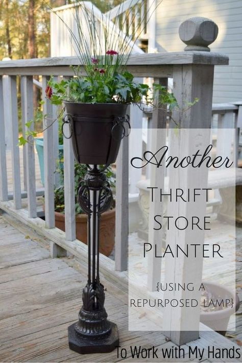 pedestal gardening Cheap Lamp, Lamp Planters, Cheap Lamps, Repurposed Lamp, Thrift Store Diy, Thrift Store Crafts, Old Lamps, Outdoor Diy Projects, Garden Planter