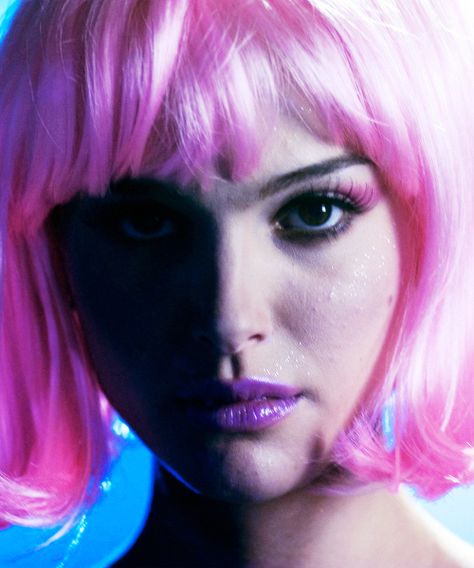 Natalie Portman in ‘Closer’ (2004) Natalie Portman Closer, Closer 2004, Queen Sophia, Celtic Woman, Pink Wig, Rachel Green, Curvy Women Jeans, Natalie Portman, Pink Hair