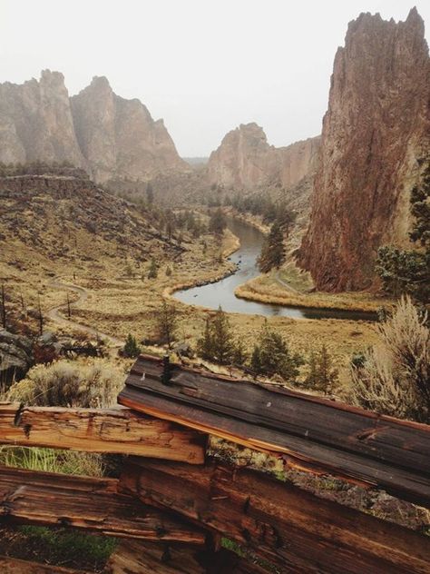 Smith Rock Oregon, Smith Rock State Park, The Oregon Trail, Into The West, Earth Pictures, Crater Lake, Oregon Travel, Pictures Of The Week, Destination Voyage