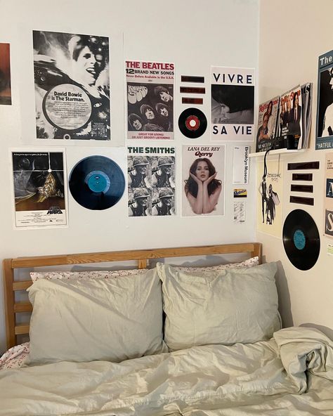 Street Style Room Decor, Lana Del Rey Bedroom Aesthetic, Uni Room, Bedroom Deco, Redecorate Bedroom, Room Redo, Dreamy Room, Dream Room Inspiration, Room Makeover Bedroom