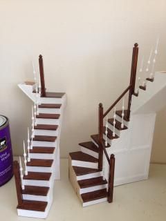 Dollhouse Staircase, Beauty On A Budget, Doll House Plans, Diy Doll Miniatures, Doll House Crafts, Diy Stairs, Dolls House Interiors, Miniature Rooms, Miniature Diy