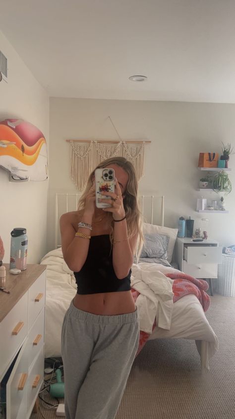 Sweatpants Tube Top Outfit, Tube Top And Joggers Outfit, Tube Top Fits Aesthetic, Tube Top And Sweatpants Outfit, Sweats And Tube Top Outfit, Outfits With Black Tube Tops, How To Style Black Tube Top, Tube Top Sweatpants Outfit, Sweatpants Tank Top Outfit