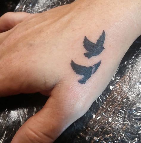 Black Birds Small Hand Tattoo Hand Small Tattoo, Unique Tattoos Black Women, Small Wave Tattoo, Cute Hand Tattoos, Men's Small Tattoo, Skeleton Hand Tattoo, Back Of Shoulder Tattoo, Hand Tattoos For Women, Hand Images