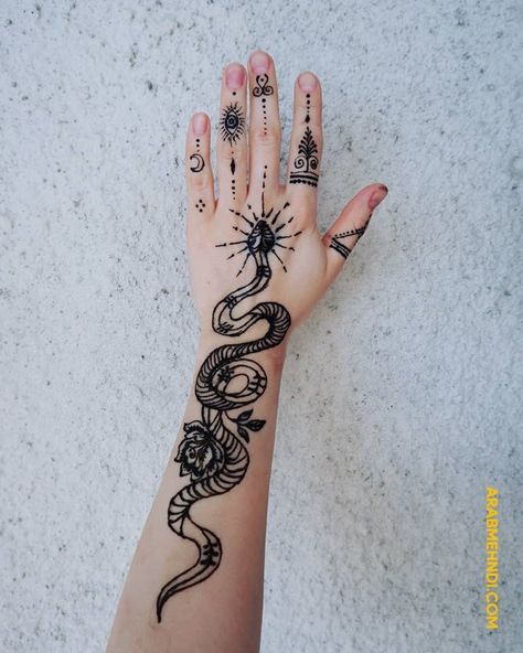 50 Snake Mehndi Design (Henna Design) 2019 Unique Henna Tattoos, Goth Henna Designs, Snake Mehndi, Creative Mehndi Designs, Snake Henna, Face Henna, Black Henna Designs, Alchemy Tattoos, Halloween Henna