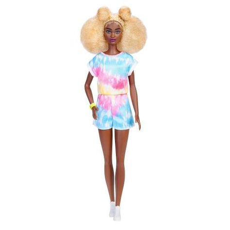 Barbie fashionista macaquinho tie dye - mattel barbie e ken fashionistas celebram a diversidade com bonecas fashion exclusivas que incentivam a contar histórias do mundo real e repletas de sonhos. com uma grande variedade de tons de pele, olhos, cabelos e texturas, tipos de corpos e estilos diferentes, as bonecas são criadas para refletir o mundo de hoje, oferecendo às crianças trajes chamativos para que elas expressem suas personalidades. use a bolsa de vinil reutilizável para guardar as roupas Romper And Sneakers, Blonde Afro, Barbie Fashionista Dolls, Doll Barbie, Yellow Bracelet, Barbie Style, Tie Dye Outfits, Barbie Fashionista, Barbie Collector