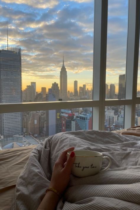 ☕ Nyc Aesthetic Bedroom, New Your Aesthetic, Living Life Aesthetic, Living In New York City Aesthetic, Appartement New York, Nyc Penthouse, City View Apartment, Aesthetic Apartment, Apartment View