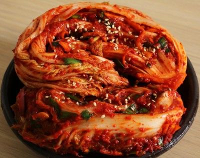 Traditional napa cabbage kimchi (Tongbaechu-kimchi) Originally posted on June 22, 2014 at 9:44 pm by Maangchi Traditional Kimchi Recipe, Korean Food Kimchi, Koreansk Mad, Cabbage Kimchi, Korean Kimchi, Kimchi Recipe, Korean Cooking, Kim Chi, K Food