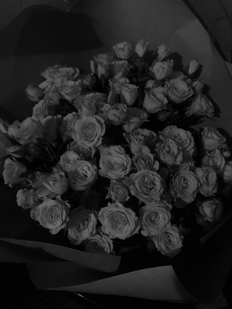 Black And White Flowers Bouquet, Black Aesthetic Instagram, Dark Roses, Aesthetics Instagram, Pink Glitter Wallpaper, White Flower Bouquet, Black And White Roses, Roses Black, Instagram Collage