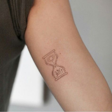 Tattoo Hourglass, Hourglass Tattoo, Polynesian Tattoos, Inspiration Tattoos, Initial Tattoo, Tattoo Girls, Dainty Tattoos, Little Tattoos, Simplistic Tattoos