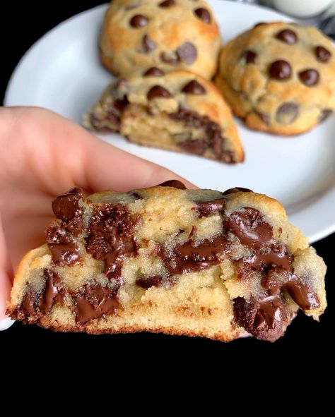 Keto “LEVAIN BAKERY” COOKIES 😍🍪🍫 These are SO thick and gooey! ⠀⠀⠀⠀⠀⠀⠀⠀⠀ The full recipe and easy technique to make these is on page 54 of The Keto Dessert eBook 2.0! Lower calories and carbs, with all the famous texture and flavor from the bakery. Includes 110+ recipes, all my keto baking secrets, a printable ingredient shopping list, and more! Huge Cookies, Levain Bakery Cookies, Levain Cookie Recipe, Easy Keto Dessert Recipes, Protein Dessert Recipes, Levain Cookies, Healthy Christmas Treats, Easy Keto Dessert, Large Cookies