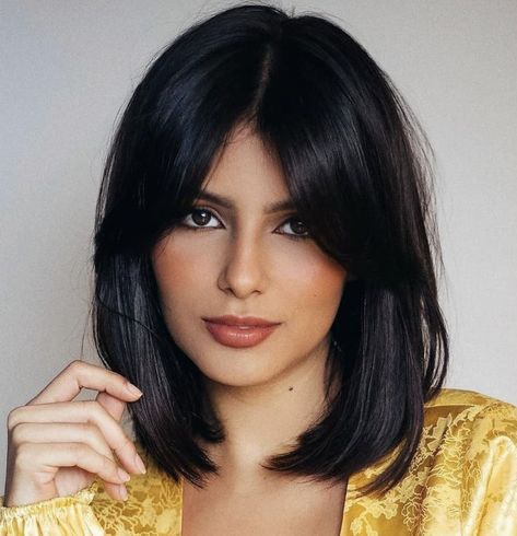 Layered Bob Haircuts, Bob Haircut With Bangs, Middle Part, Medium Hair Cuts, Long Bob, Short Bob Hairstyles, Trendy Hairstyles, Bobs Haircuts, Hairstyles With Bangs