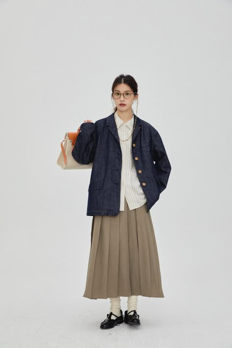 Japanese Winter Fashion, Beige Pleated Skirt, Fashion Outfits Simple, Uniqlo Outfit, Timeless Wardrobe Essentials, Japanese Minimalist Fashion, Japanese Fashion Women, Japanese Americana, Minimalist Fashion Outfits