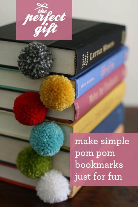 The Cottage Market: 25 Pom Pom Projects Home Decor, Clothes and Great FUN for the kids! Pom Pom Bookmark, Bookmark Tutorial, Pompon Diy, Hadiah Diy, Kerajinan Diy, Diy Bookmark, Diy Pom Pom, Diy Yarn, Pom Pom Crafts