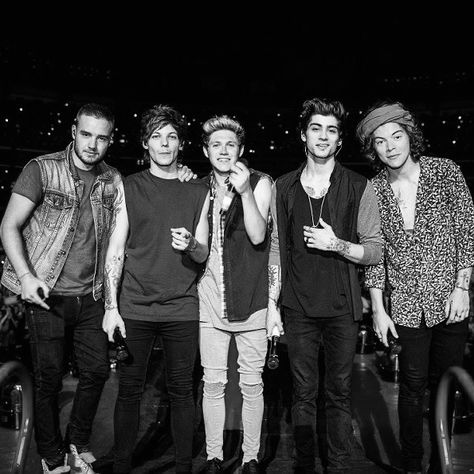 Where we are San Siro black and white wallpaper One Direction Wallpaper One Direction, One Direction Group, One Direction Collage, One Direction Lockscreen, One Direction Wallpaper, Black And White Picture Wall, One Direction Photos, One Direction Humor, One Direction Pictures