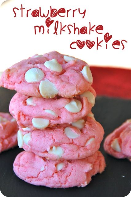 Strawberry Milkshake Cookies Milkshake Cookies, Dessert Light, Resepi Biskut, Friends Recipes, Strawberry Cake Mix, Cheesecake Dip, Valentines Day Desserts, Valentines Day Food, Strawberry Milkshake